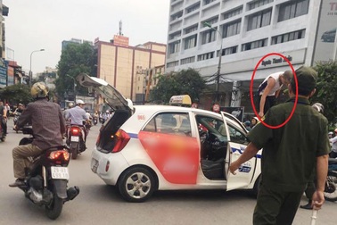 Hà Nội: Bị CSGT dừng xe, tài xế taxi leo lên nóc xe "ăn vạ"