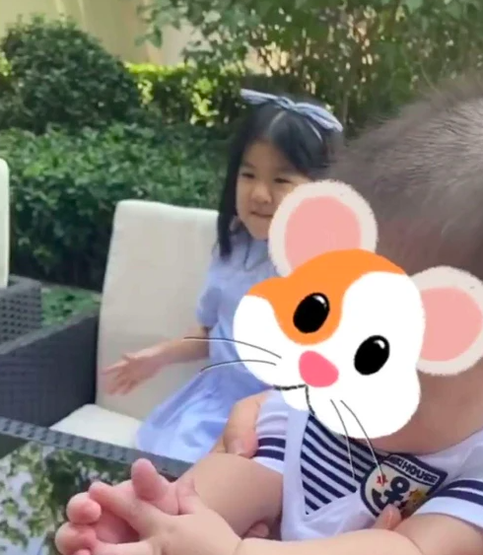 Gia đình hạnh phúc của Chương Tử Di và rocker từng ly hôn - 8 Gia đình hạnh phúc của Chương Tử Di và rocker từng ly hôn - 8