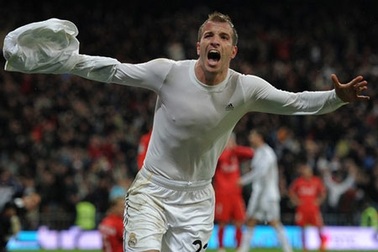 Chelsea gấp rút chiêu mộ Van der Vaart