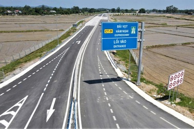 Biển báo "như đánh đố" khiến nhiều tài xế đi lòng vòng trên cao tốc