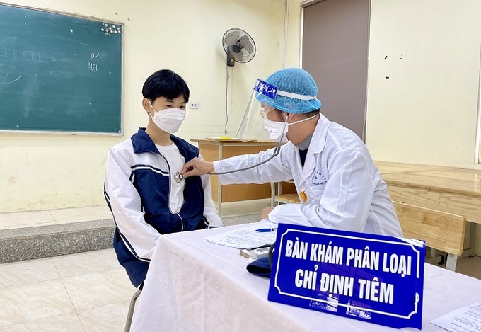 Thăm khám tiêm vaccine phòng Covid-19 cho trẻ em.