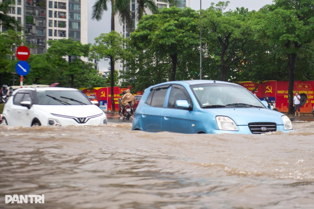 Hà Nội còn 29 tuyến đường tê liệt hoàn toàn, chiều nay trời tiếp tục mưa - 1 Hà Nội còn 29 tuyến đường tê liệt hoàn toàn, chiều nay trời tiếp tục mưa - 1