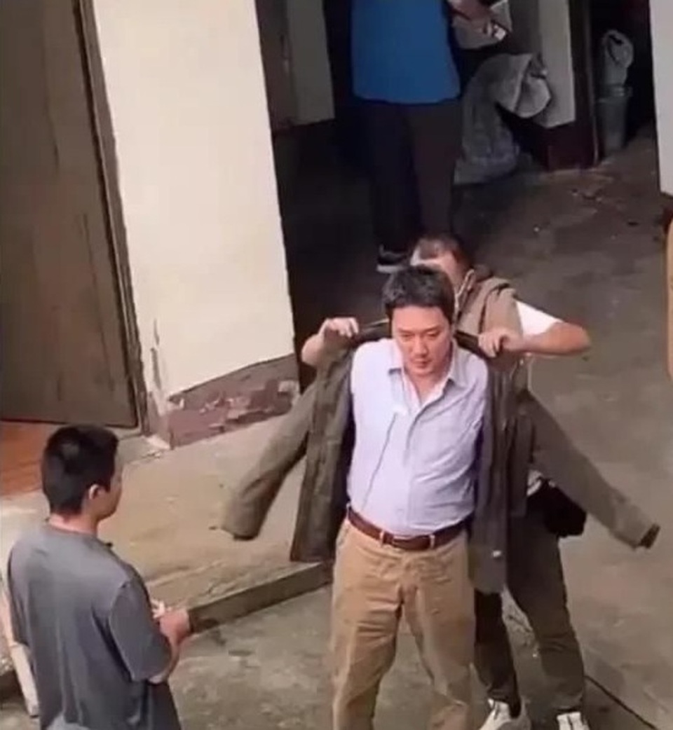 Mỹ nam Phùng Thiệu Phong gây sốc khi lộ bụng phệ, tóc điểm bạc - 2 Mỹ nam Phùng Thiệu Phong gây sốc khi lộ bụng phệ, tóc điểm bạc - 2