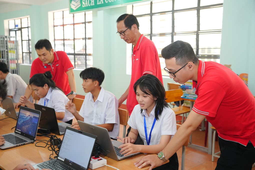 Keppel tiếp thêm hành trang công nghệ cho hơn 1.200 học sinh - 4 Keppel tiếp thêm hành trang công nghệ cho hơn 1.200 học sinh - 4
