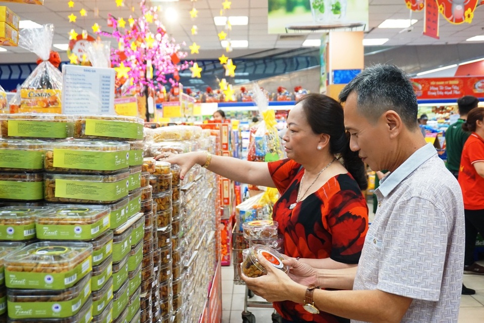 TPHCM: Người dân “rồng rắn” chờ tính tiền ở siêu thị trong ngày cao điểm Tết - 4 TPHCM: Người dân “rồng rắn” chờ tính tiền ở siêu thị trong ngày cao điểm Tết - 4