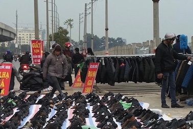 Hà Nội: "Kinh đô thời trang" vỉa hè hốt bạc nhờ rét đậm