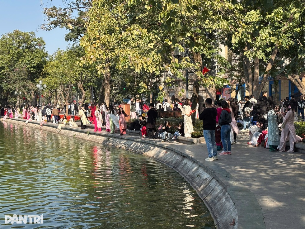 Hà Nội: 1m2 có hàng chục nàng thơ chen chúc nhau chụp ảnh áo dài Tết - 3 Hà Nội: 1m2 có hàng chục nàng thơ chen chúc nhau chụp ảnh áo dài Tết - 3