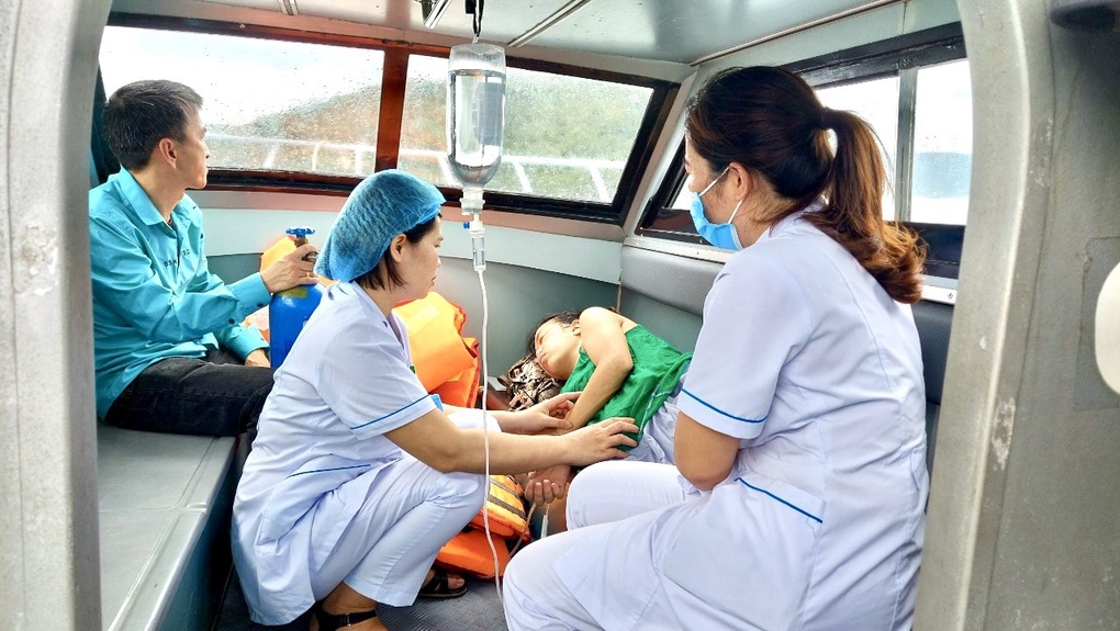 Trên xuồng từ đảo về đất liền, sản phụ bất ngờ đẻ rơi - 1 Trên xuồng từ đảo về đất liền, sản phụ bất ngờ đẻ rơi - 1