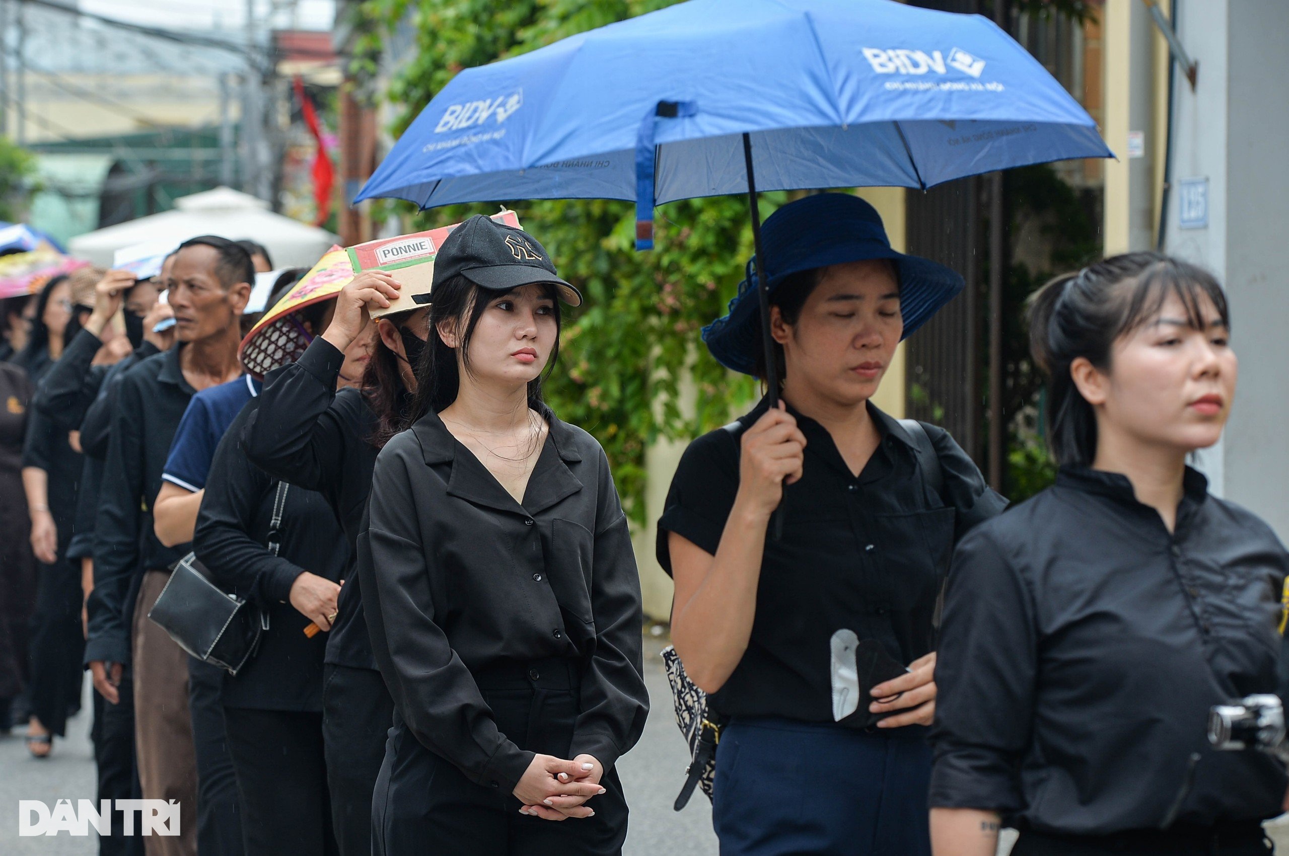 Người dân xếp hàng dài gần 2km ở Lại Đà để viếng Tổng Bí thư - 6 Người dân xếp hàng dài gần 2km ở Lại Đà để viếng Tổng Bí thư - 6