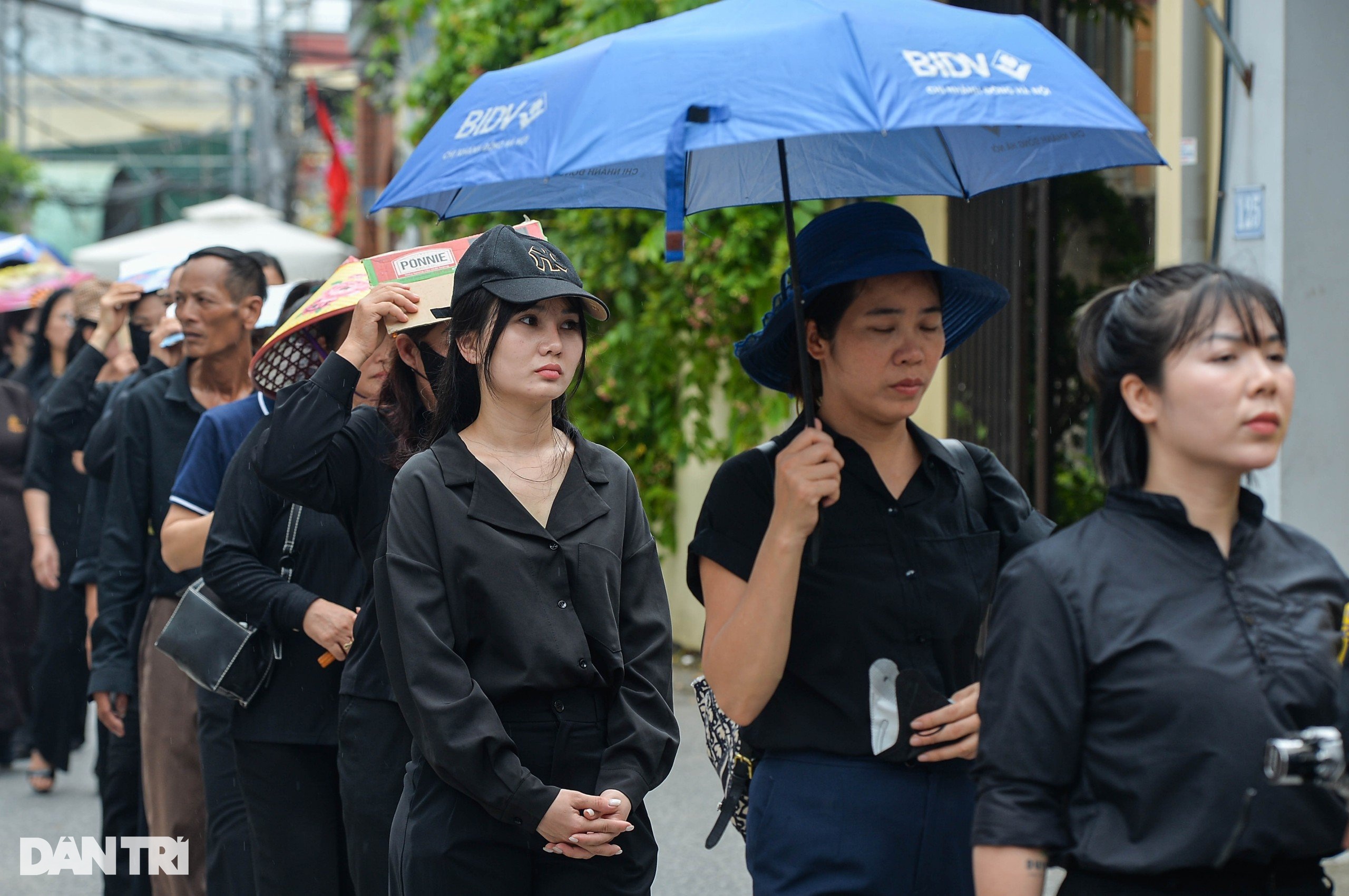 Người dân xếp hàng dài gần 2km ở Lại Đà để viếng Tổng Bí thư - 6