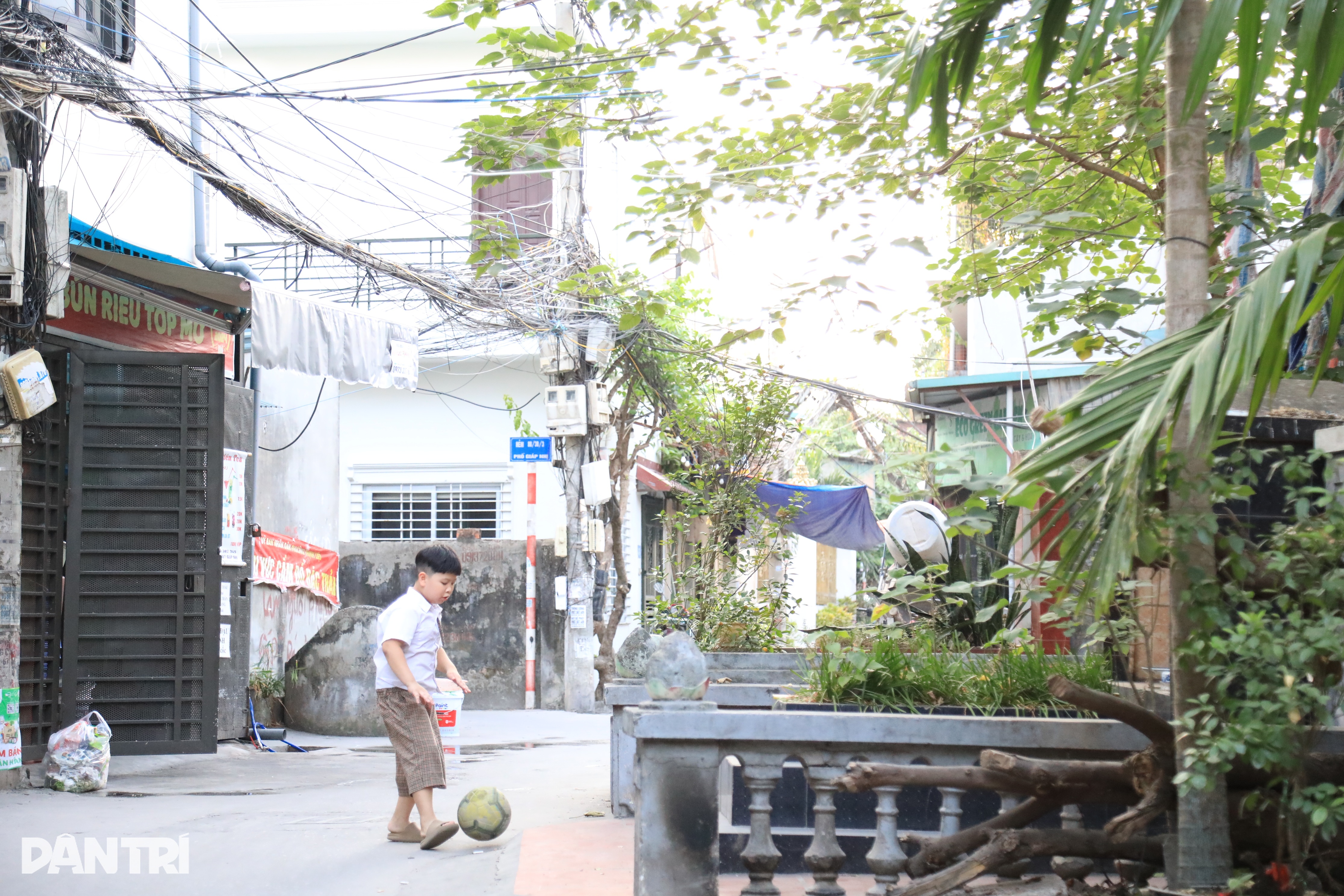 Hà Nội: Cuộc sống nơi nhà người sống cạnh nhà người chết - 2 Hà Nội: Cuộc sống nơi nhà người sống cạnh nhà người chết - 2
