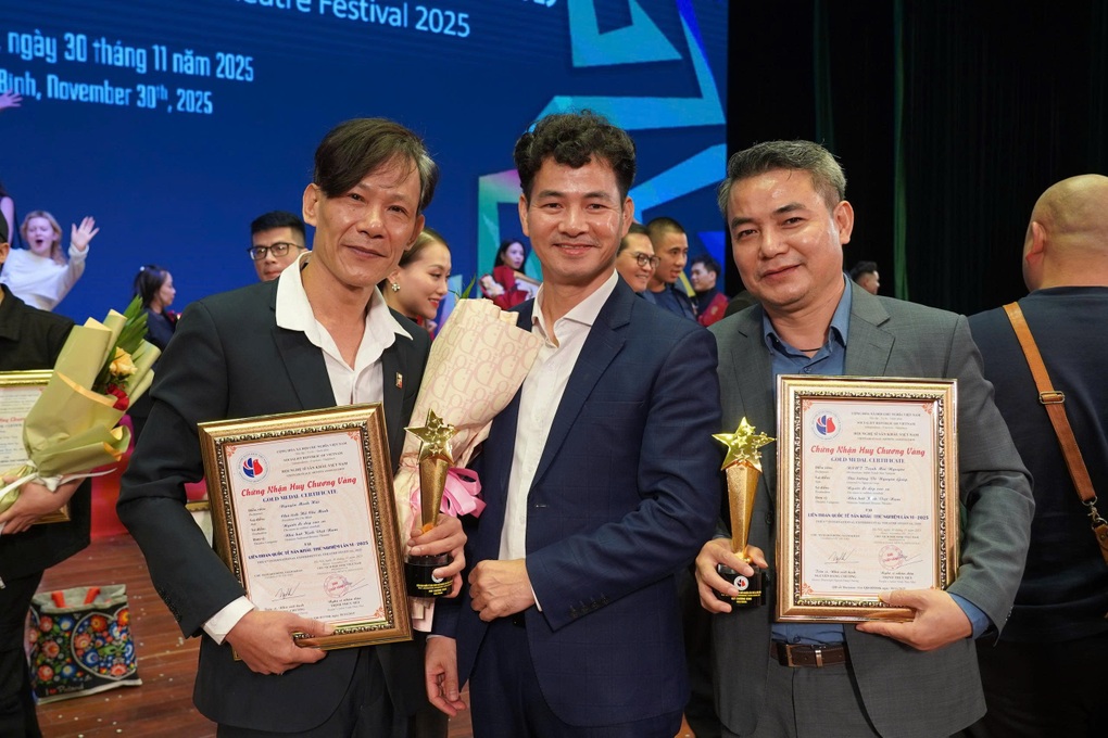 Nhà hát Kịch Việt Nam nhận nhiều giải thưởng tại Liên hoan sân khấu - 2 Nhà hát Kịch Việt Nam nhận nhiều giải thưởng tại Liên hoan sân khấu - 2