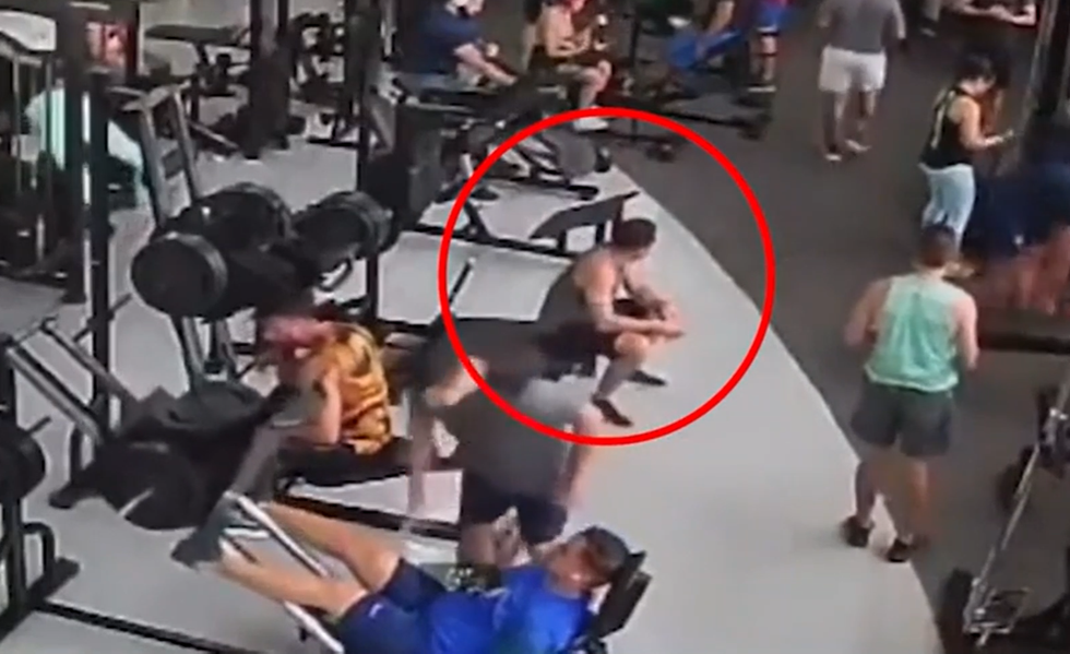 Clip "tai nạn bất ngờ và đáng sợ trong phòng gym" gây sốc internet tuần qua