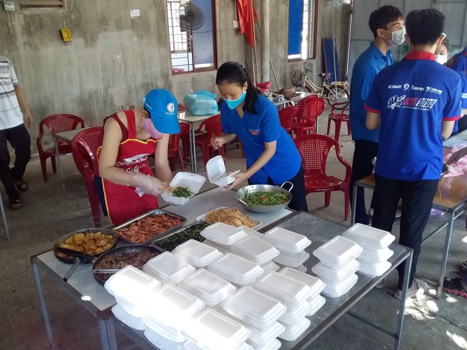 Trường học miền núi chuẩn bị bữa sáng, suất ăn trưa phục vụ thí sinh - 5 Trường học miền núi chuẩn bị bữa sáng, suất ăn trưa phục vụ thí sinh - 5