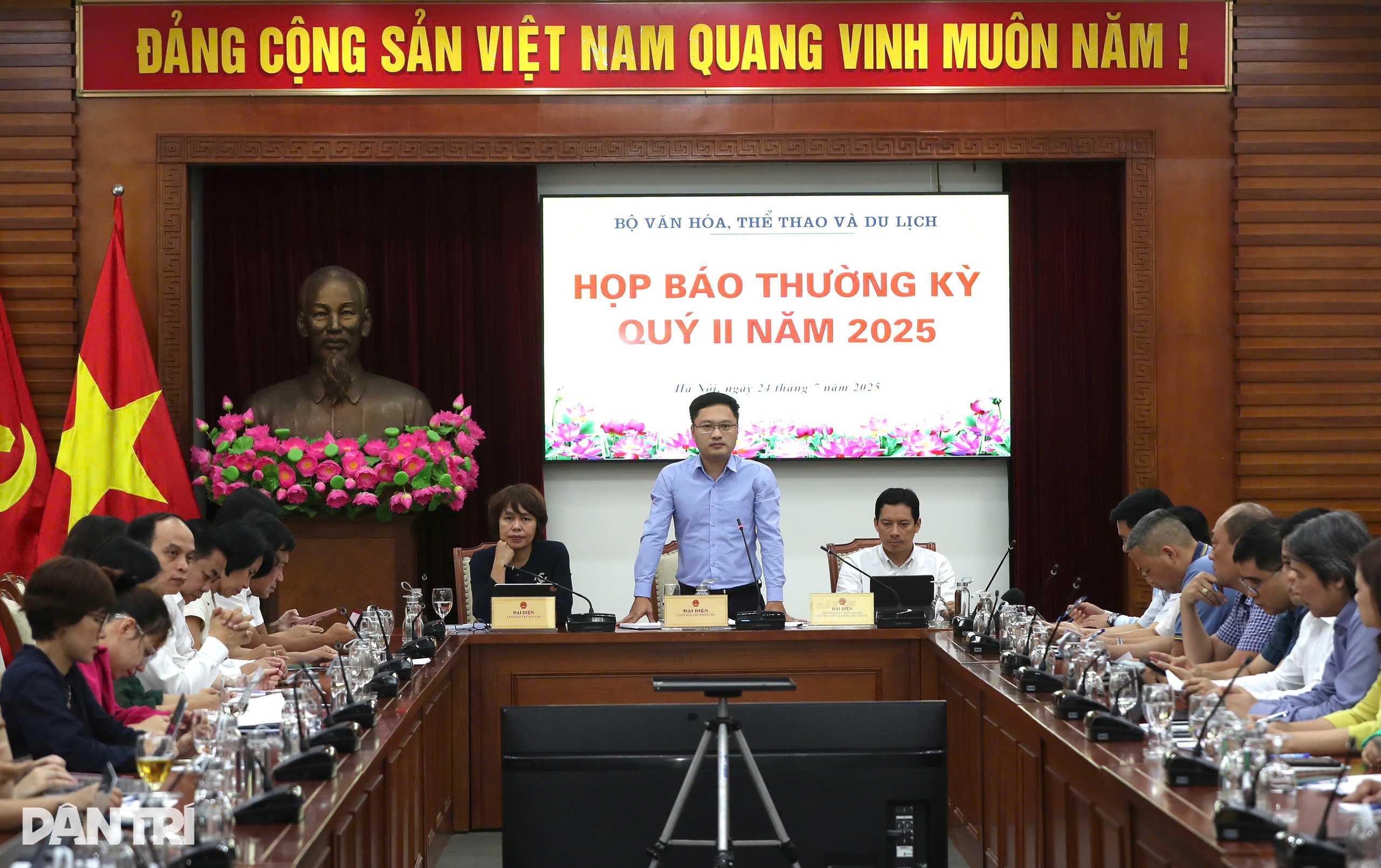 Du thuyền bắn pháo hoa sau vụ lật tàu là hành vi làm tổn thương cộng đồng - 2