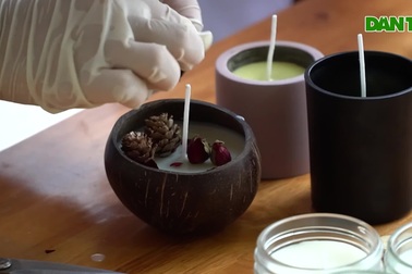 Nữ sinh 10X kiếm hàng trăm triệu đồng mỗi tháng nhờ làm nến thơm