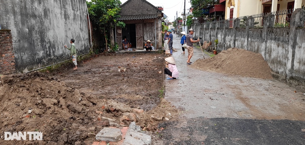 Khởi công xây nhà nhân ái cho cụ bà hỏng mắt, sống đơn thân - 1 Khởi công xây nhà nhân ái cho cụ bà hỏng mắt, sống đơn thân - 1