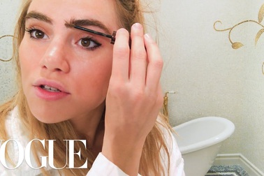 Suki Waterhouse hướng dẫn trang điểm
