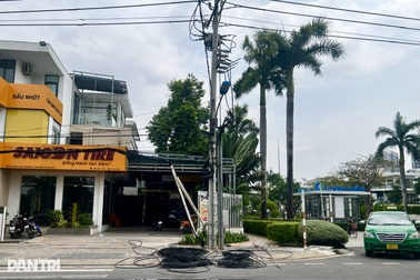 Người đàn ông bị điện giật nguy kịch trên cột điện ở TPHCM