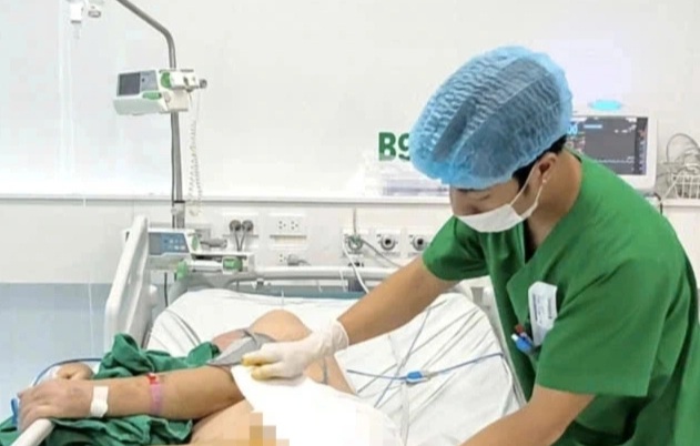 Hoại tử mông sau khi thuê người rạch mụn tại nhà - 1
