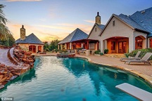 Ngắm dinh thự cực đẹp của Selena Gomez