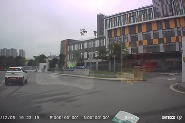 Ô tô chuyển hướng bất cẩn, va chạm mạnh với xe đi cùng chiều