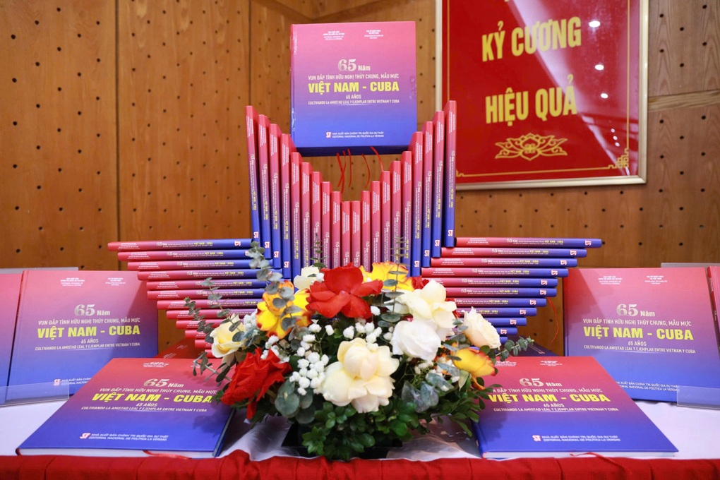 Ấn phẩm đặc biệt tôn vinh 65 năm tình hữu nghị Việt Nam - Cuba - 1