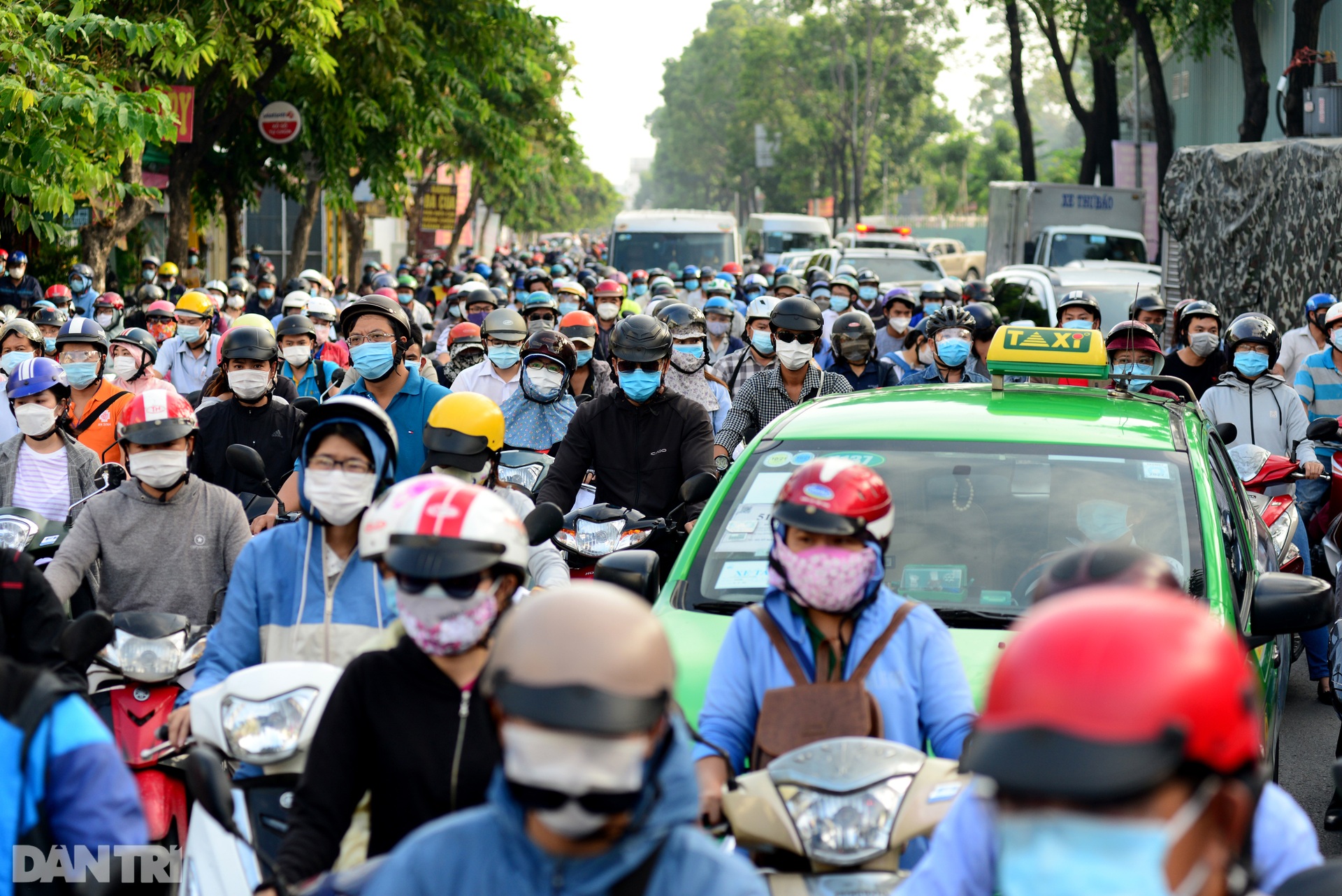 Biển người chờ qua chốt kiểm dịch ở Sài Gòn, lực lượng chức năng gặp khó - 6 Biển người chờ qua chốt kiểm dịch ở Sài Gòn, lực lượng chức năng gặp khó - 6