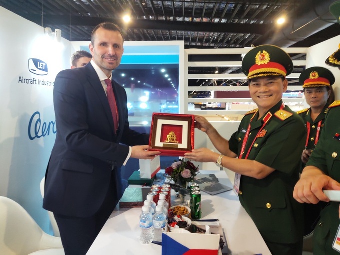 Việt Nam tham dự Triển lãm hàng không lớn nhất châu Á Singapore Airshow - 1
