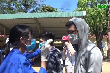 Thí sinh Nghệ An đo nhiệt độ trước khi vào điểm thi