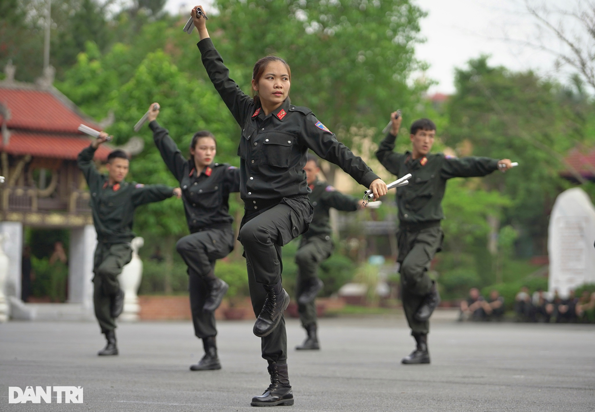 Nữ sinh HV Cảnh sát đánh võ, CSCĐ diễn tập đu dây bắn súng bảo vệ SEA Games - 2 Nữ sinh HV Cảnh sát đánh võ, CSCĐ diễn tập đu dây bắn súng bảo vệ SEA Games - 2
