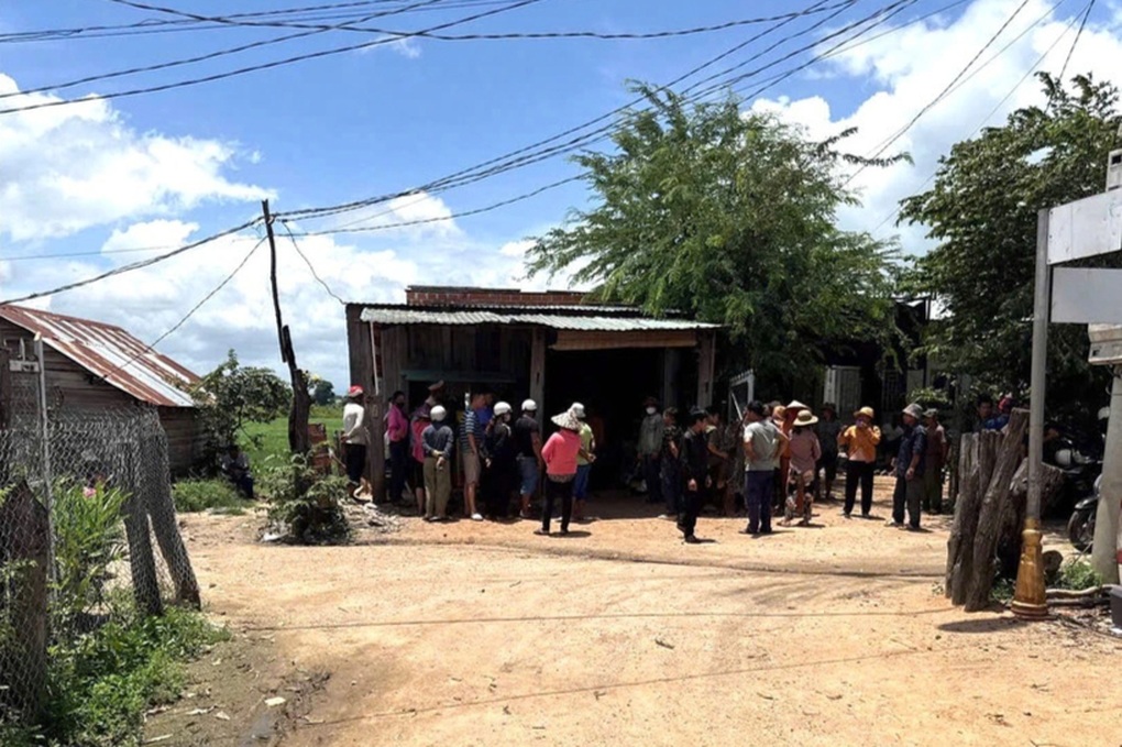Tông vào quán tạp hóa, 3 mẹ con thương vong - 1 Tông vào quán tạp hóa, 3 mẹ con thương vong - 1
