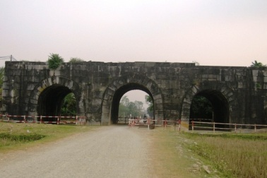 Phát hiện công trường khai thác, chế tác đá cổ xây Thành Nhà Hồ  