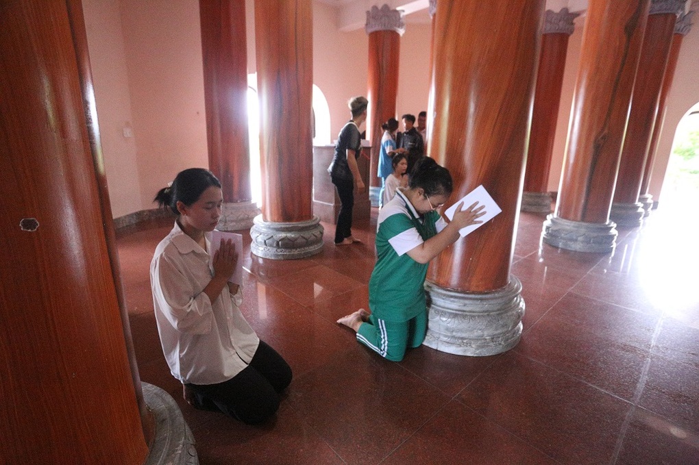Sĩ tử Đà Nẵng đổ xô đến ngôi chùa Linh Ứng để cầu may - 2 Sĩ tử Đà Nẵng đổ xô đến ngôi chùa Linh Ứng để cầu may - 2