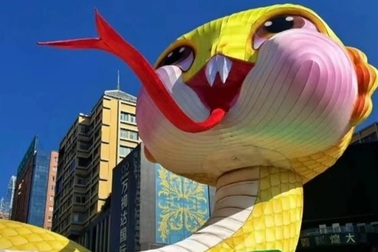 Linh vật rắn mừng năm mới 2025 bị chê có điệu cười ngô nghê