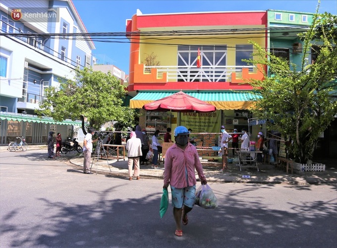 Siêu thị 0 đồng ấm tình người giữa tâm dịch Đà Nẵng: Khách hàng trả phí bằng nụ cười - Ảnh 19. Siêu thị 0 đồng ấm tình người giữa tâm dịch Đà Nẵng: Khách hàng trả phí bằng nụ cười - Ảnh 19.