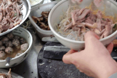 Quán bún thang bình dân ở Hà Nội thuê 11 nhân viên, ngày bán 800 bát