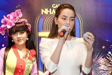 Hồ Ngọc Hà ngại ngùng khi hát lô tô cùng đoàn nghệ sĩ chuyên nghiệp