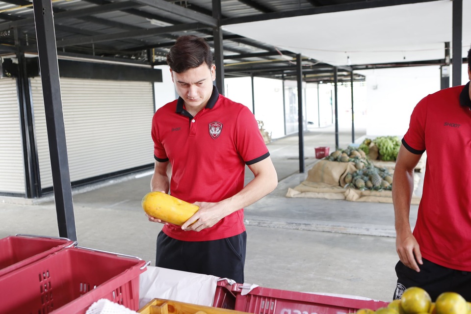 Văn Lâm và các đồng đội ở Muangthong United thư giãn tại chợ trái cây - 7