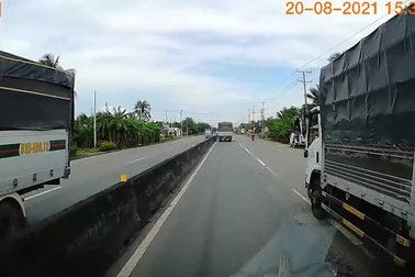 Xe tải bất ngờ tạt đầu, gây tai nạn rồi bỏ chạy