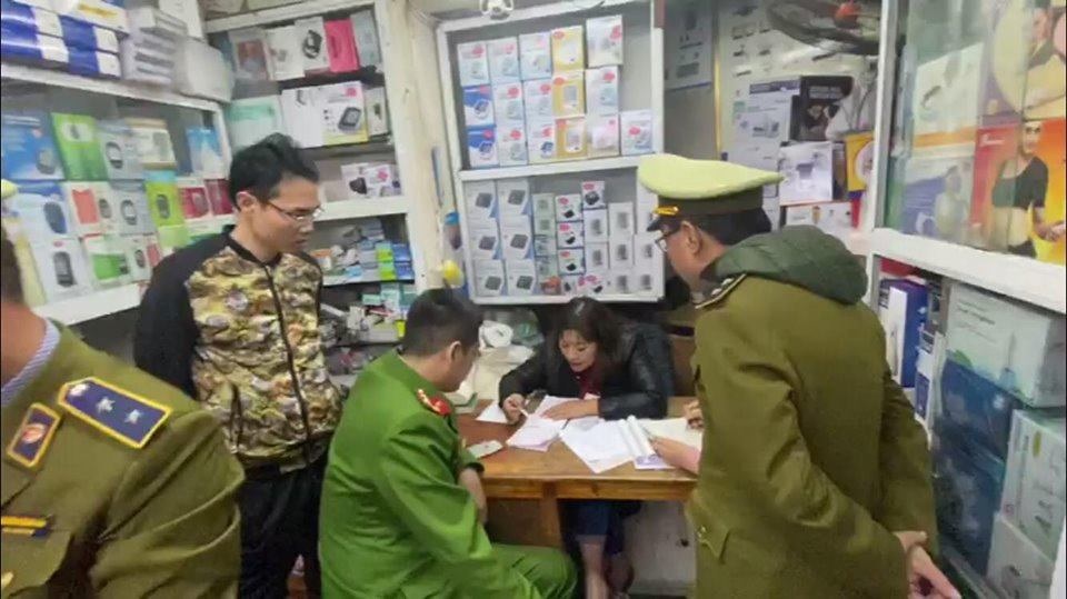 Hai cửa hàng bán khẩu trang giá cắt cổ bị phạt hàng chục triệu đồng - 1 Hai cửa hàng bán khẩu trang giá cắt cổ bị phạt hàng chục triệu đồng - 1