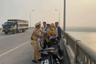 CSGT và người dân ngăn cản kịp thời một vụ nhảy cầu