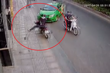 Công an TPHCM khen thưởng tài xế taxi tông xe vào tên cướp