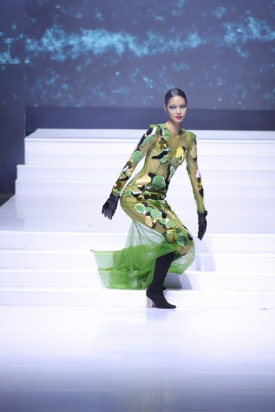 Quán quân Next Top Model 1,84m vấp ngã lại đứng lên bản lĩnh trên sàn ...