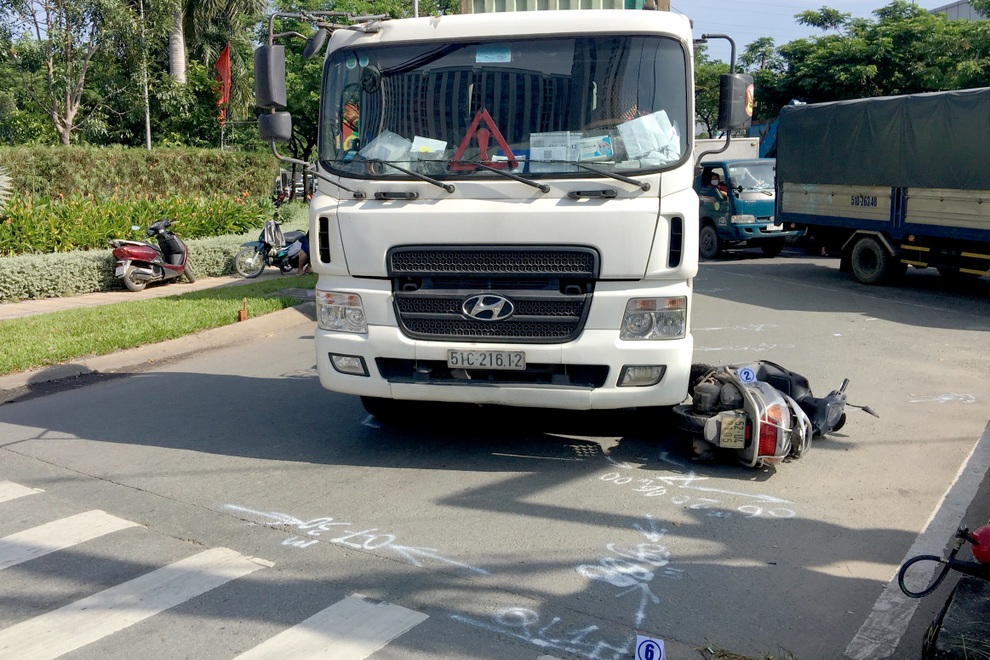 Công an tìm nhân thân người phụ nữ chết thảm dưới bánh xe đầu kéo - 1