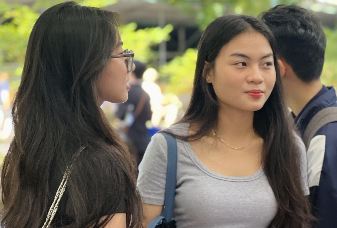 និស្សិតស្រីសួរទាំងភ្ញាក់ផ្អើលថា បើស្រលាញ់លុយខ្លាំងគួរជ្រើសរើសអាជីពអ្វី? - ១ Nữ sinh hỏi sốc: Em mê tiền mãnh liệt thì chọn nghề gì? - 1