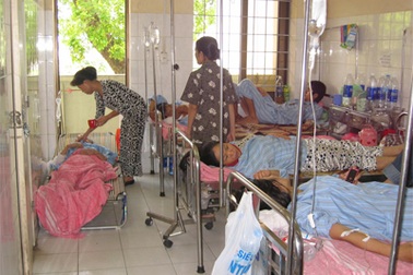 Bệnh nhân tiêu chảy nằm tràn hành lang bệnh viện