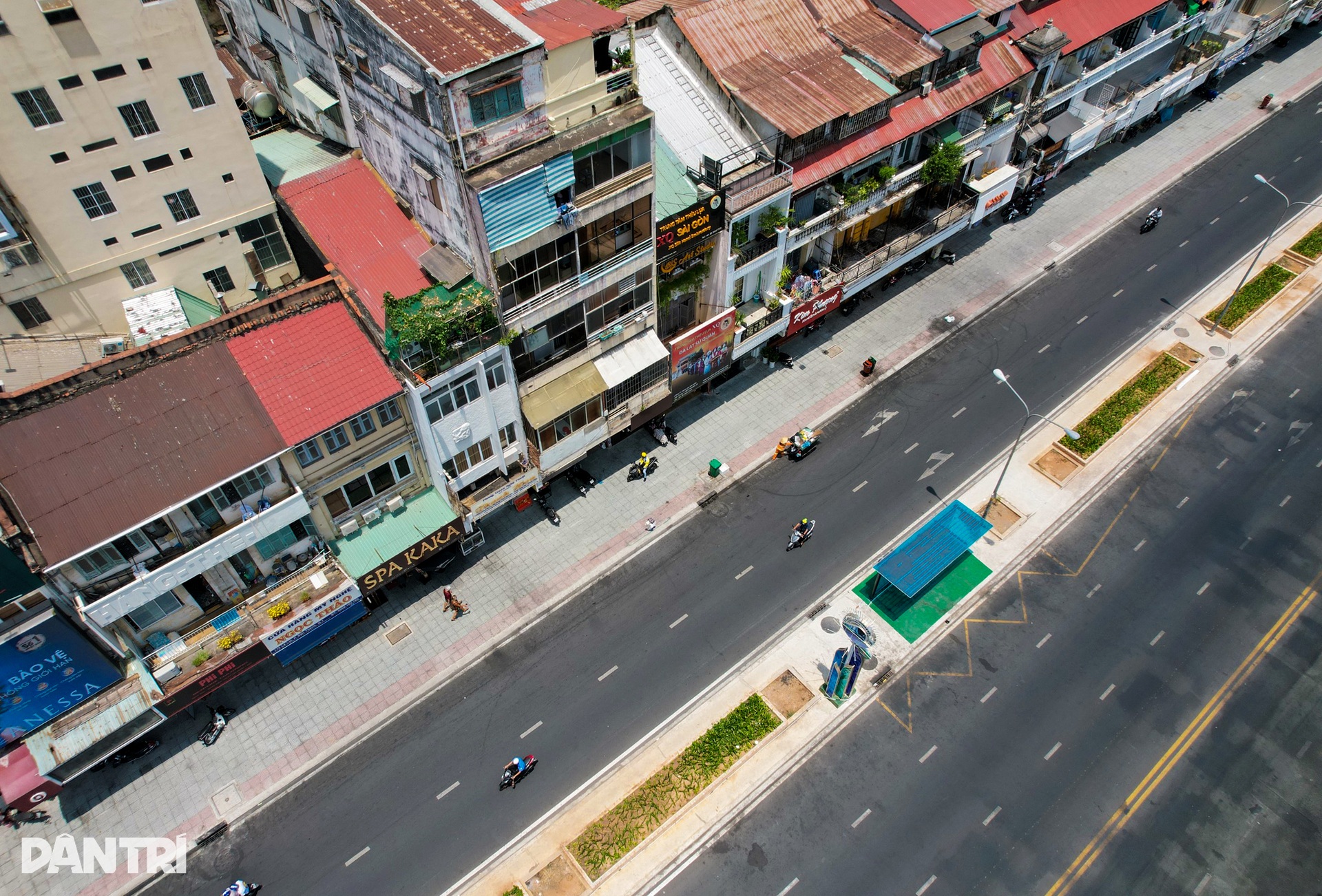 Toàn cảnh con đường vàng ở TPHCM được đề xuất lắp mái che vỉa hè - 5 Toàn cảnh con đường vàng ở TPHCM được đề xuất lắp mái che vỉa hè - 5