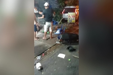 Ô tô "càn quét" quán ốc vỉa hè, 3 người bị thương