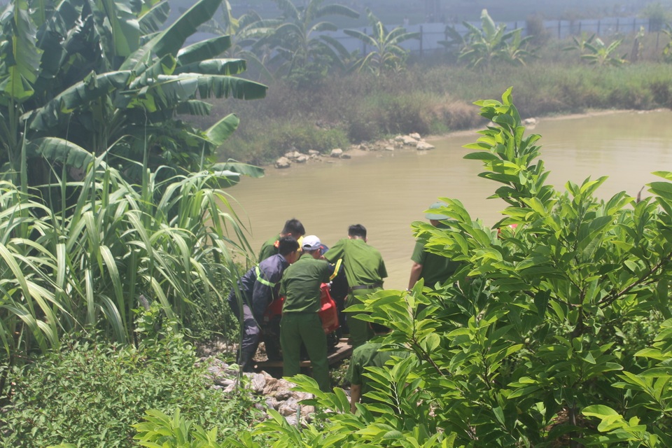 Cháy lớn suốt 2 giờ thiêu rụi toàn bộ khu xưởng - 3